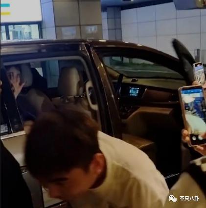 刚被曝出和貌美富婆的恋情就闹出这么离谱的瓜？