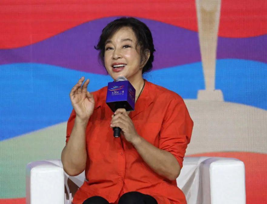 65岁邓婕对比70岁刘晓庆，自然和医美的差距一目了然