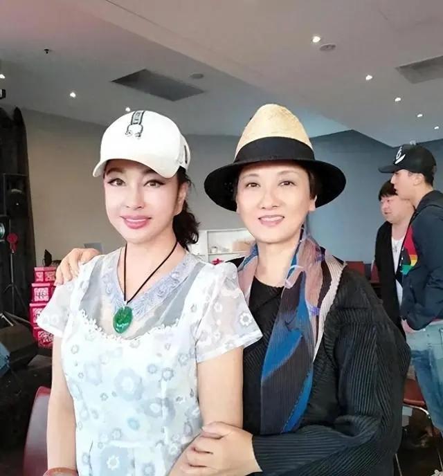 65岁邓婕对比70岁刘晓庆，自然和医美的差距一目了然