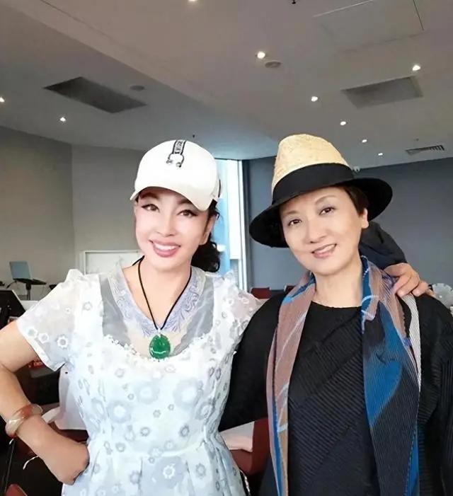 65岁邓婕对比70岁刘晓庆，自然和医美的差距一目了然