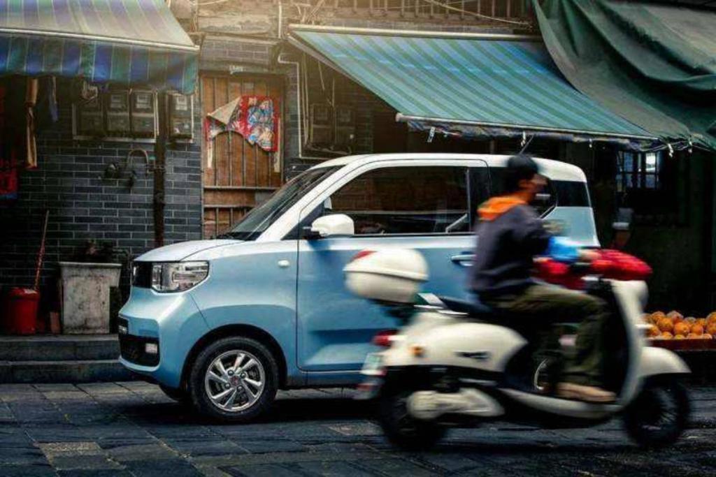 神车 MINI EV 之后，五菱首款轿车发布，剑指「马路三大妈」
