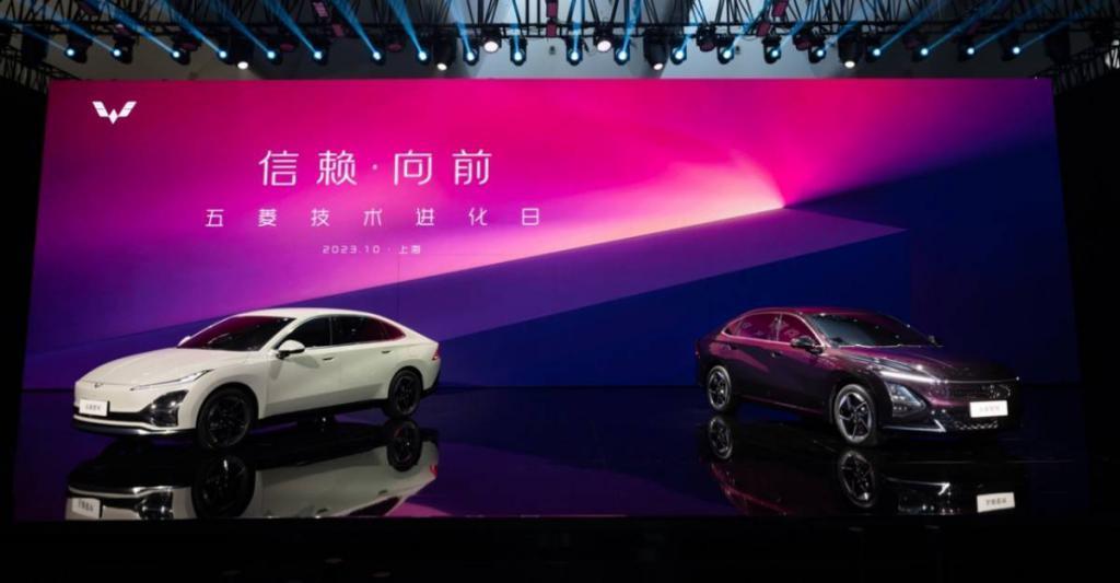 神车 MINI EV 之后，五菱首款轿车发布，剑指「马路三大妈」