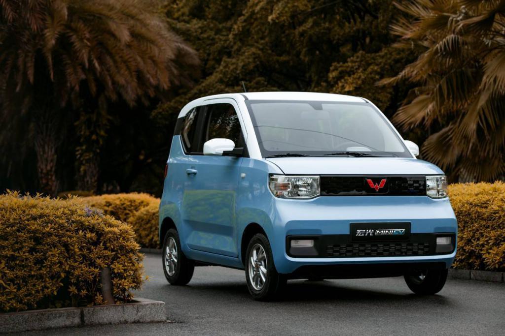 神车 MINI EV 之后，五菱首款轿车发布，剑指「马路三大妈」