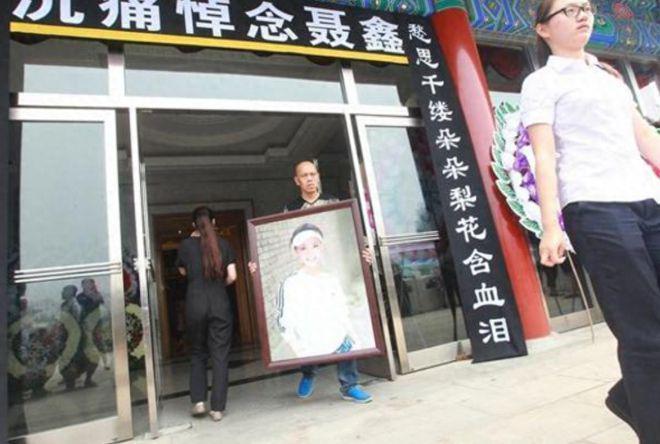 34岁美女演员去世 突遭车祸高位截瘫 父母难释怀
