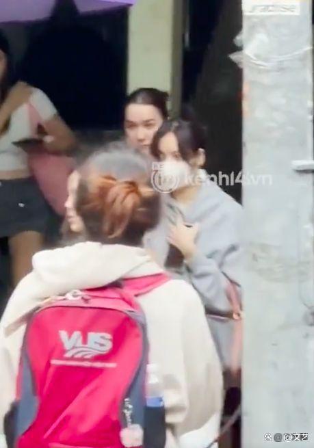 Lisa越南逛街被围观后逃离现场 低头蜷缩非常抗拒