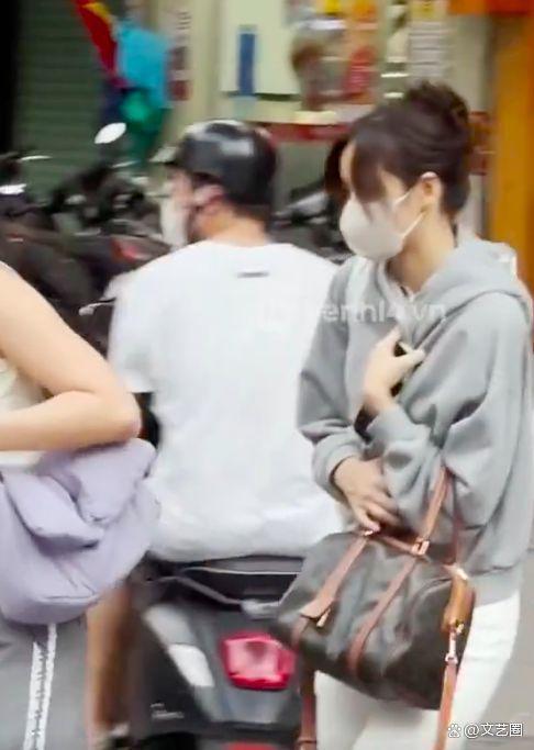 Lisa越南逛街被围观后逃离现场 低头蜷缩非常抗拒