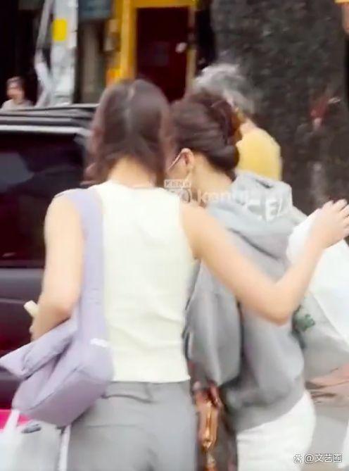 Lisa越南逛街被围观后逃离现场 低头蜷缩非常抗拒