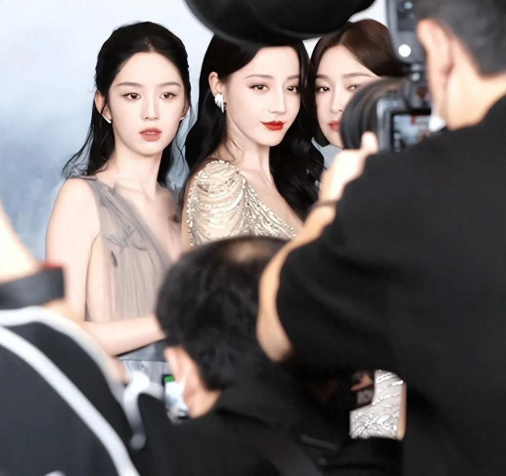 女星合照，周也在热巴面前遇冷，秦岚终有底气不再“倒贴”