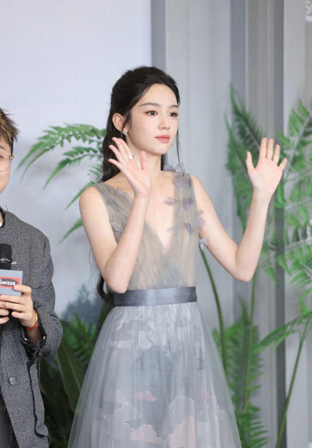 女星合照，周也在热巴面前遇冷，秦岚终有底气不再“倒贴”