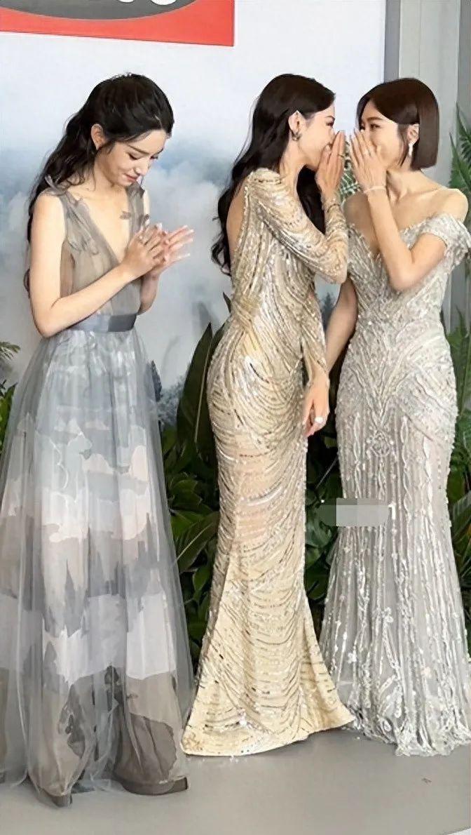 女星合照，周也在热巴面前遇冷，秦岚终有底气不再“倒贴”