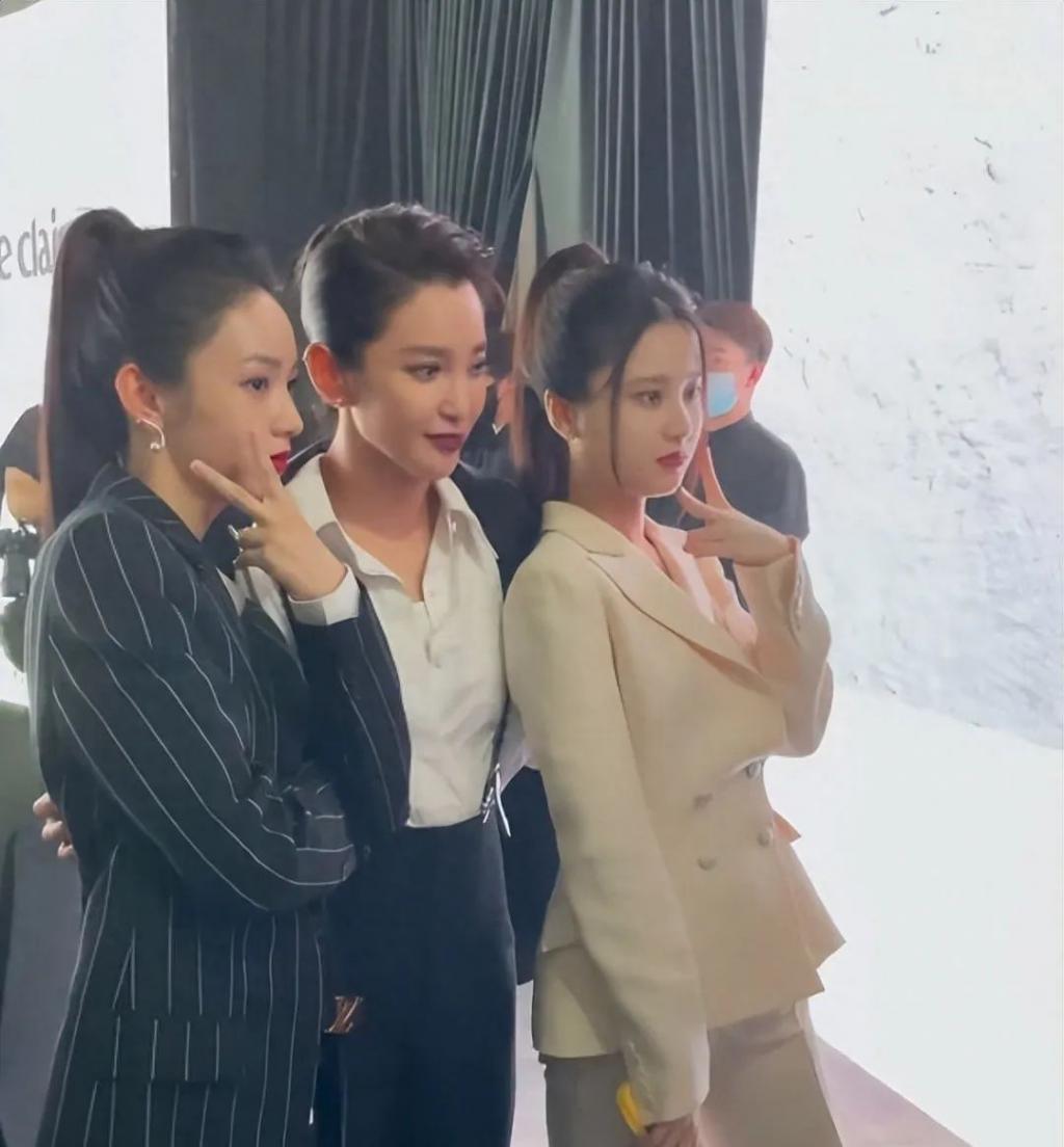 女星合照，周也在热巴面前遇冷，秦岚终有底气不再“倒贴”