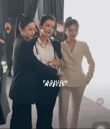 女星合照，周也在热巴面前遇冷，秦岚终有底气不再“倒贴”