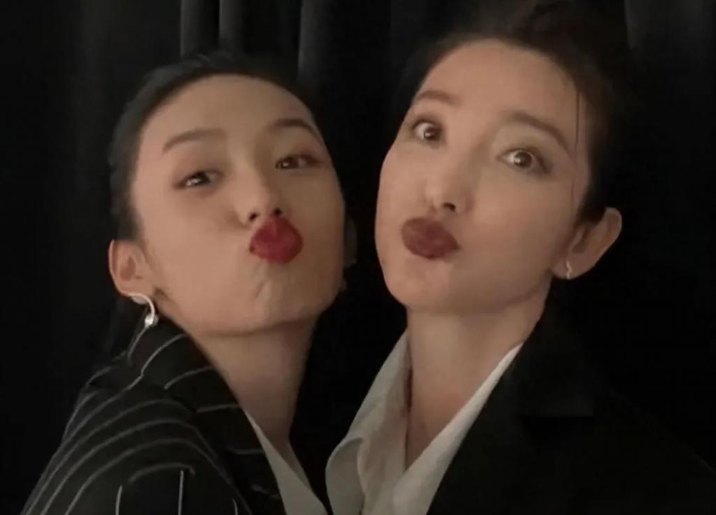 女星合照，周也在热巴面前遇冷，秦岚终有底气不再“倒贴”