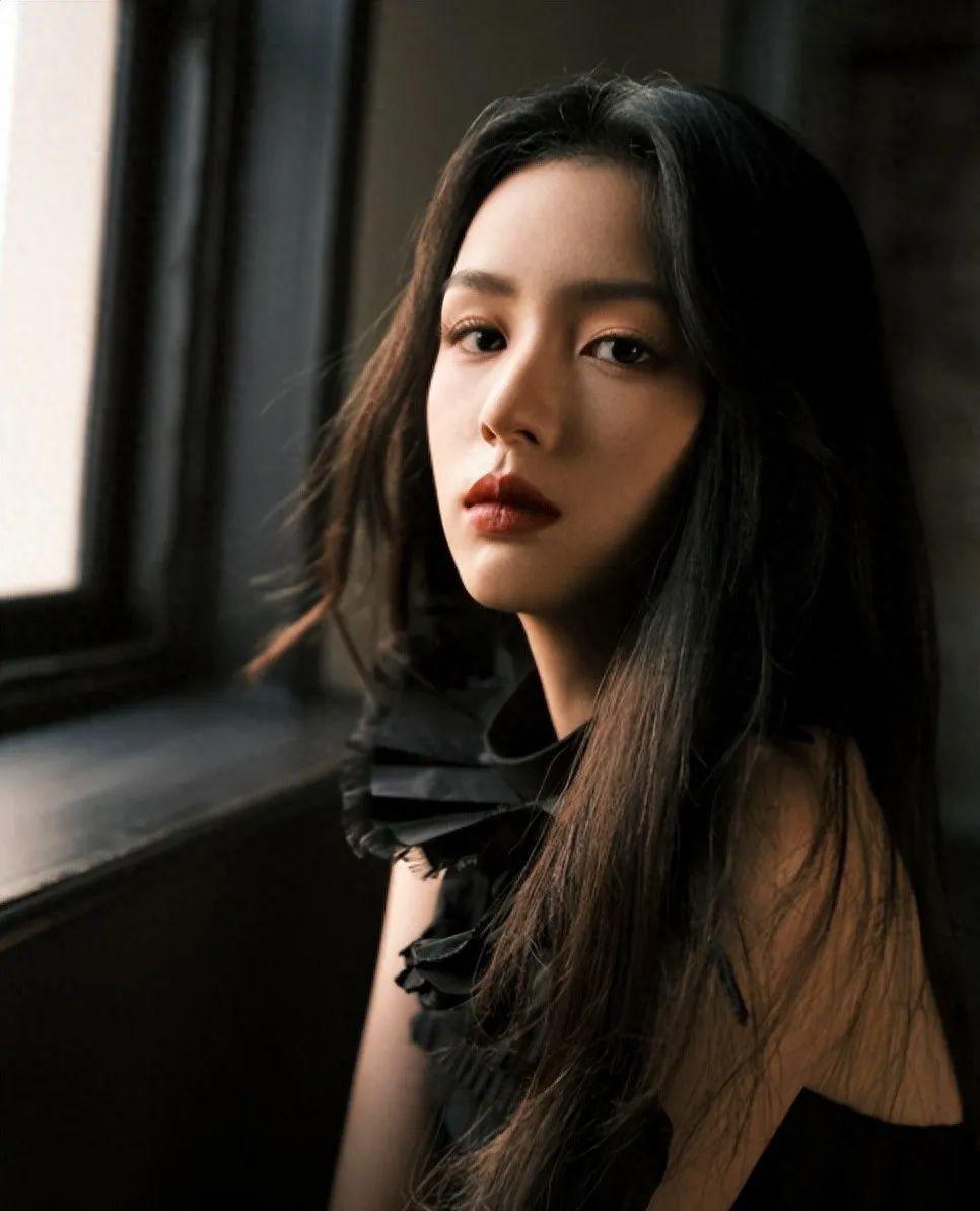 女星合照，周也在热巴面前遇冷，秦岚终有底气不再“倒贴”