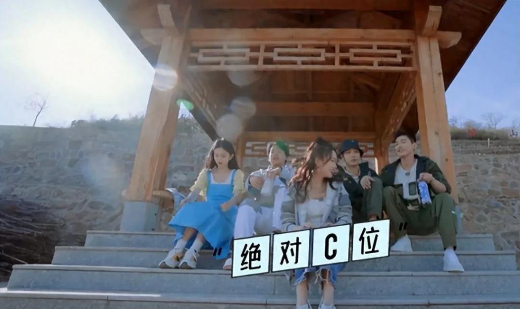 女星合照，周也在热巴面前遇冷，秦岚终有底气不再“倒贴”