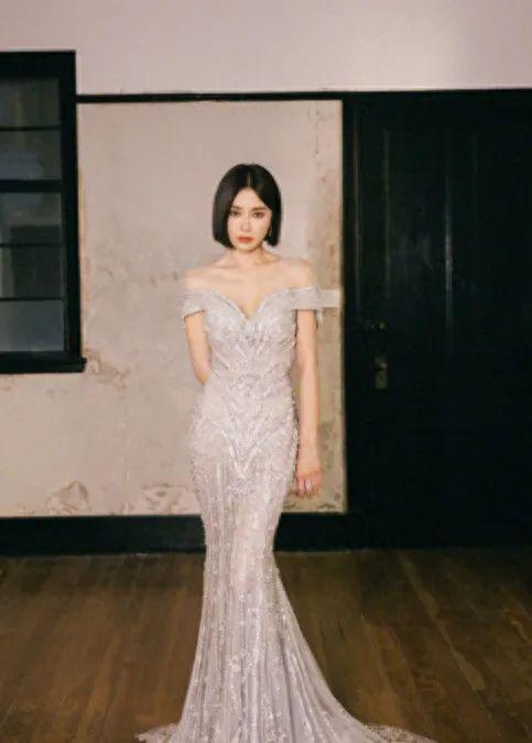 女星合照，周也在热巴面前遇冷，秦岚终有底气不再“倒贴”