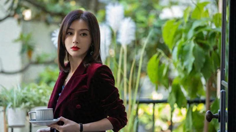 女星合照，周也在热巴面前遇冷，秦岚终有底气不再“倒贴”