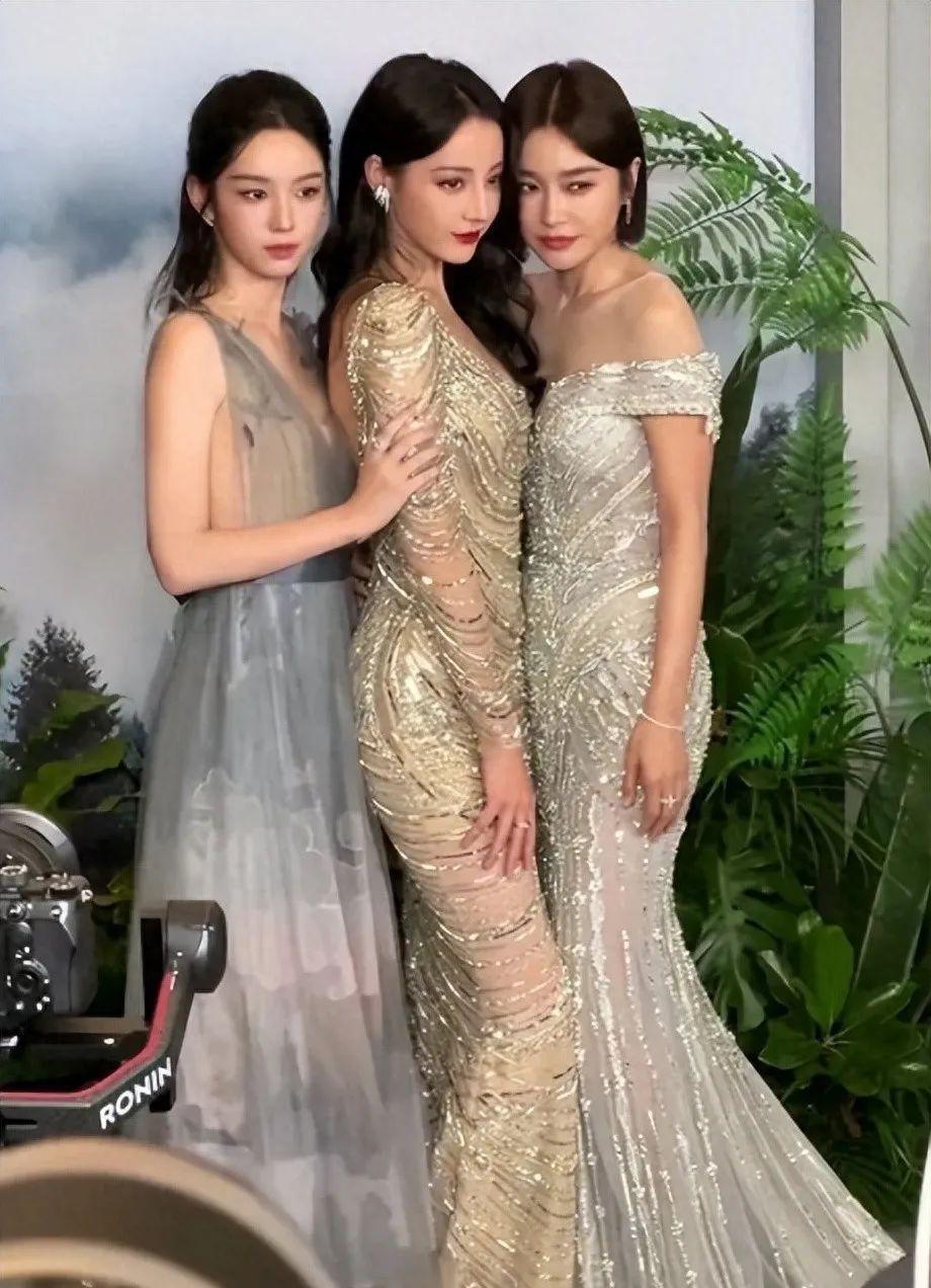 女星合照，周也在热巴面前遇冷，秦岚终有底气不再“倒贴”