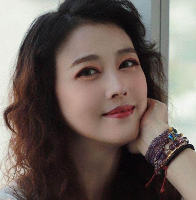 57岁周海媚晒照，美颜盖不住脸上细纹仍好美