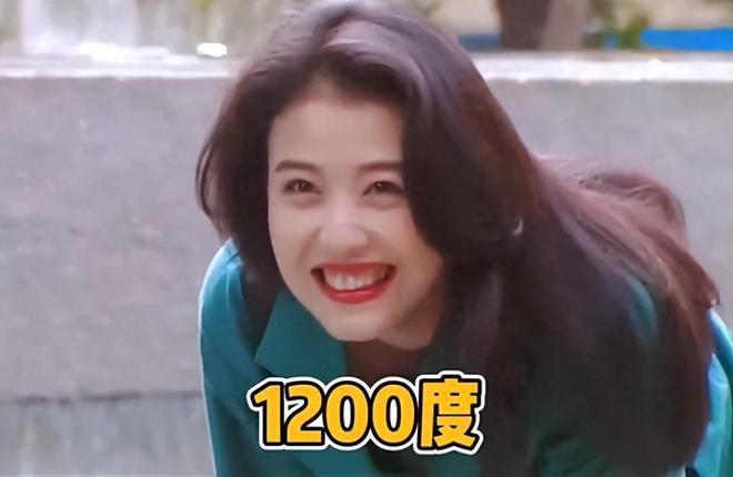 57岁周海媚晒照，美颜盖不住脸上细纹仍好美