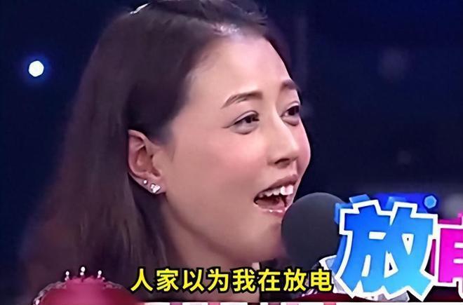 57岁周海媚晒照，美颜盖不住脸上细纹仍好美
