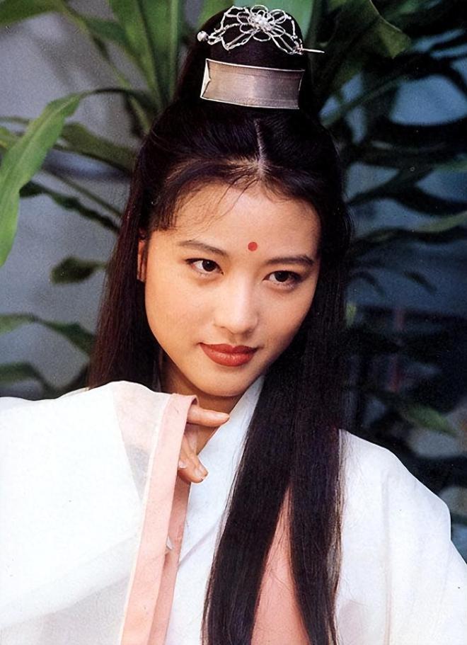 57岁周海媚晒照，美颜盖不住脸上细纹仍好美