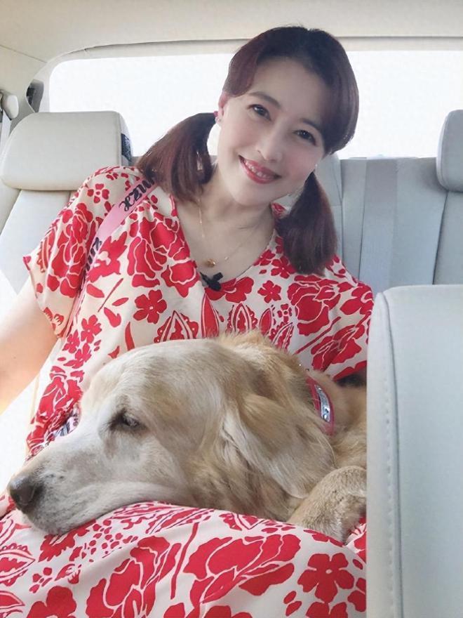 57岁周海媚晒照，美颜盖不住脸上细纹仍好美