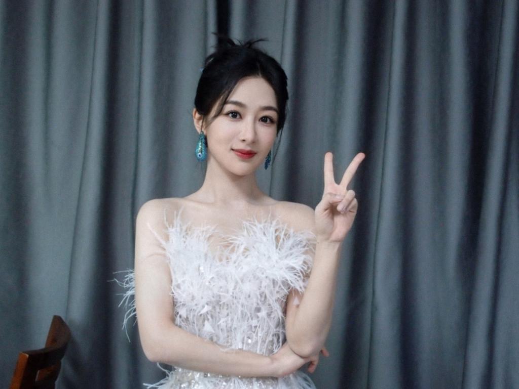 可爱又灵动！杨紫穿露肩羽毛裙比剪刀头卖萌