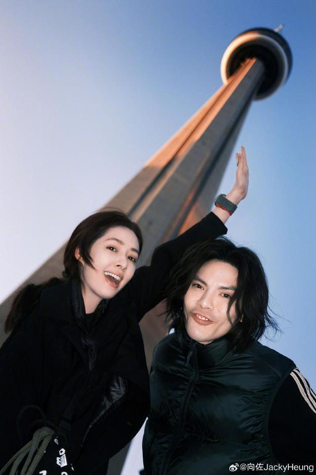 向佐郭碧婷海洋馆剪影大片 二人互相对视依偎秀恩爱