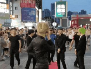 现在山寨明星赚的可能比明星本人还要多