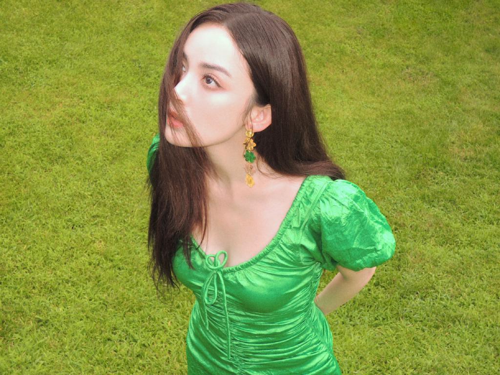 娜扎穿绿色连衣裙身材吸睛 嘟嘴卖萌好俏皮