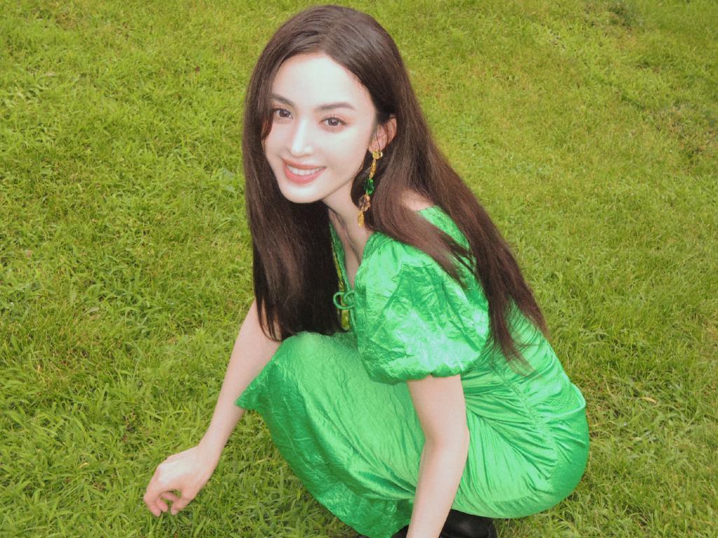 娜扎穿绿色连衣裙身材吸睛 嘟嘴卖萌好俏皮