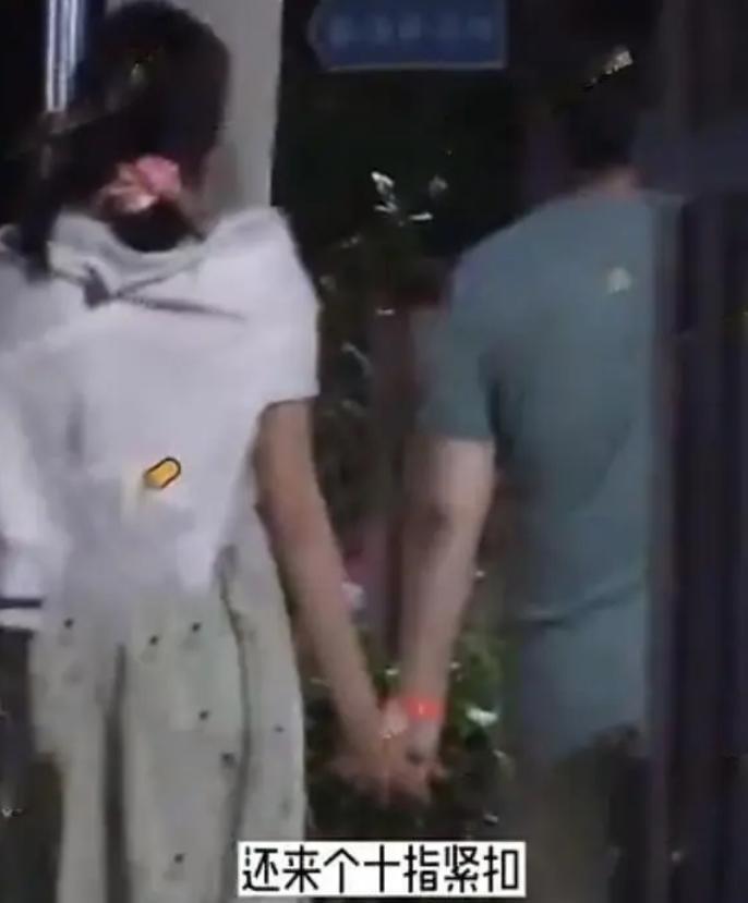 爆了！和大导演秘恋，剧组亲密，已经订婚…