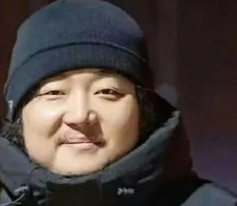 爆了！和大导演秘恋，剧组亲密，已经订婚…