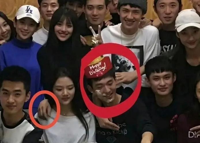 爆了！和大导演秘恋，剧组亲密，已经订婚…