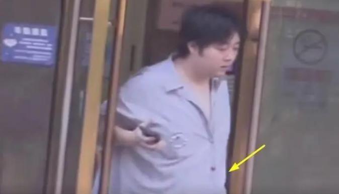 爆了！和大导演秘恋，剧组亲密，已经订婚…