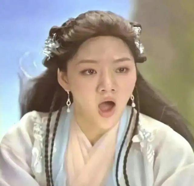 爆了！和大导演秘恋，剧组亲密，已经订婚…