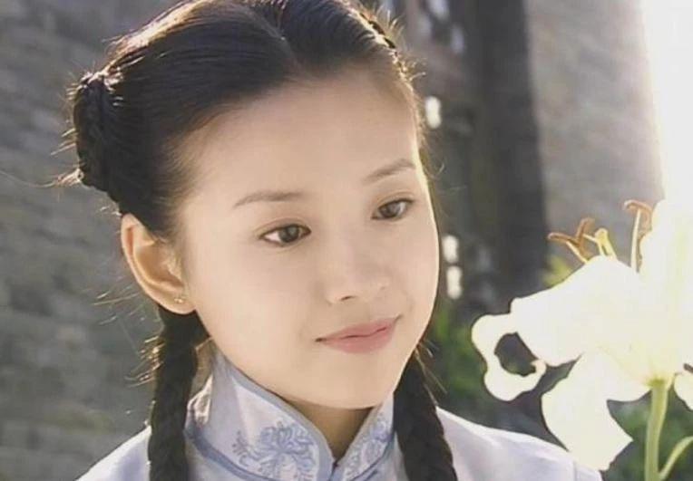 啥情况？离婚后彻底糊了，童年女神只能演丫鬟？
