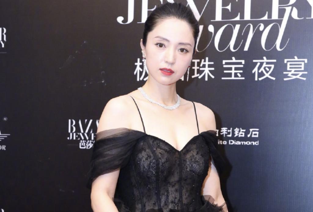 啥情况？离婚后彻底糊了，童年女神只能演丫鬟？