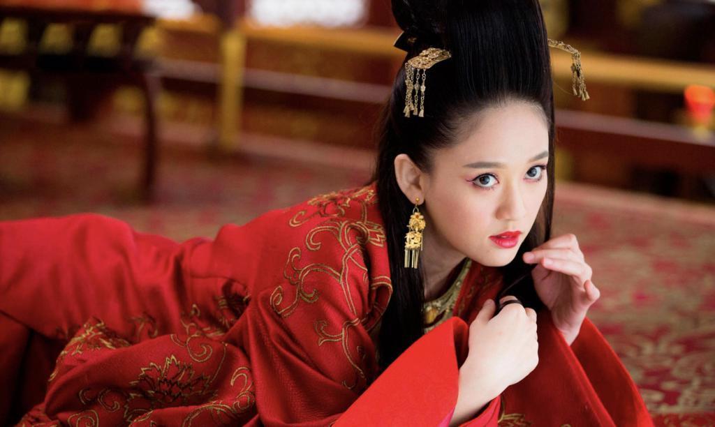 啥情况？离婚后彻底糊了，童年女神只能演丫鬟？