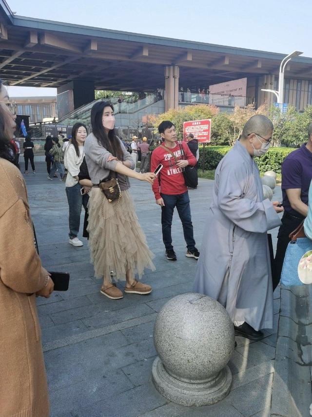 网友南京偶遇王祖贤 穿纱质半身裙气质出众状态年轻