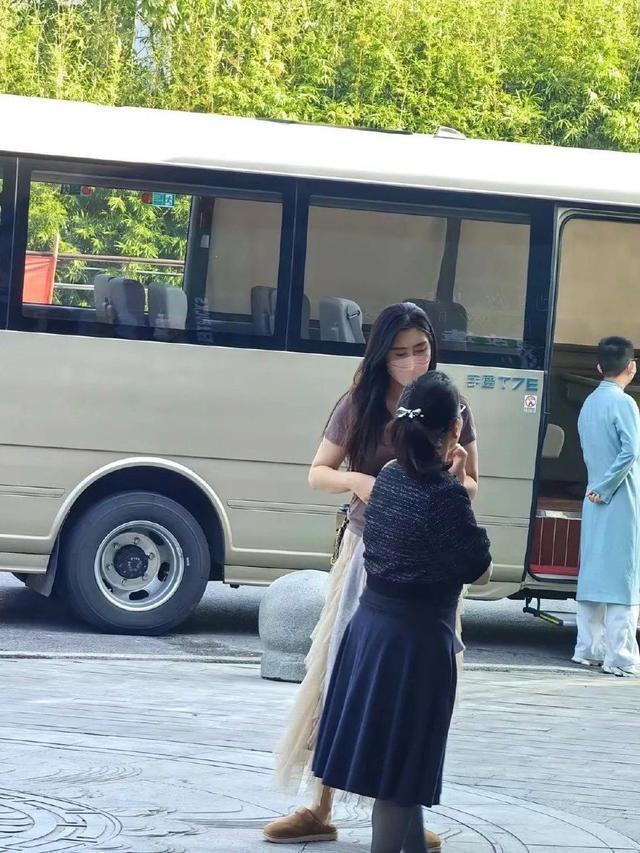 网友南京偶遇王祖贤 穿纱质半身裙气质出众状态年轻