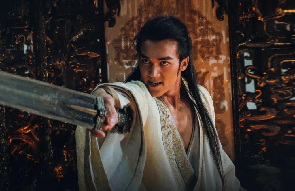 肌肉男星恋上30亿离异富婆！相差7岁姐弟恋，网友：很懂向上择偶