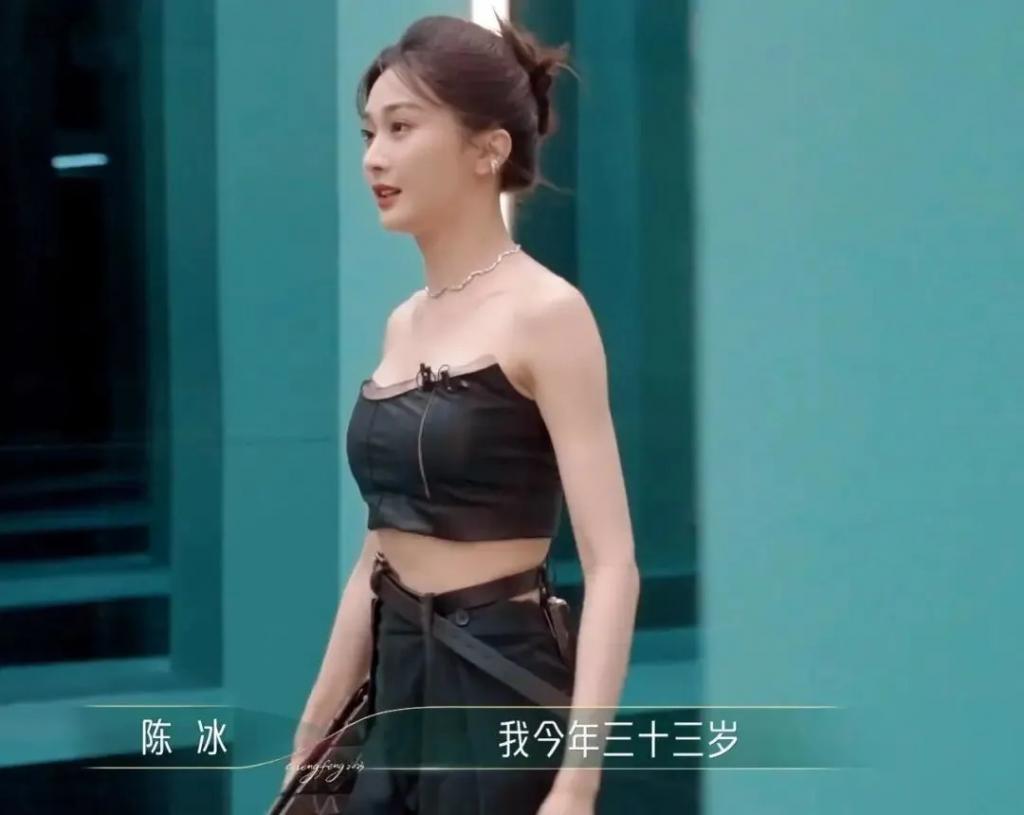 肌肉男星恋上30亿离异富婆！相差7岁姐弟恋，网友：很懂向上择偶