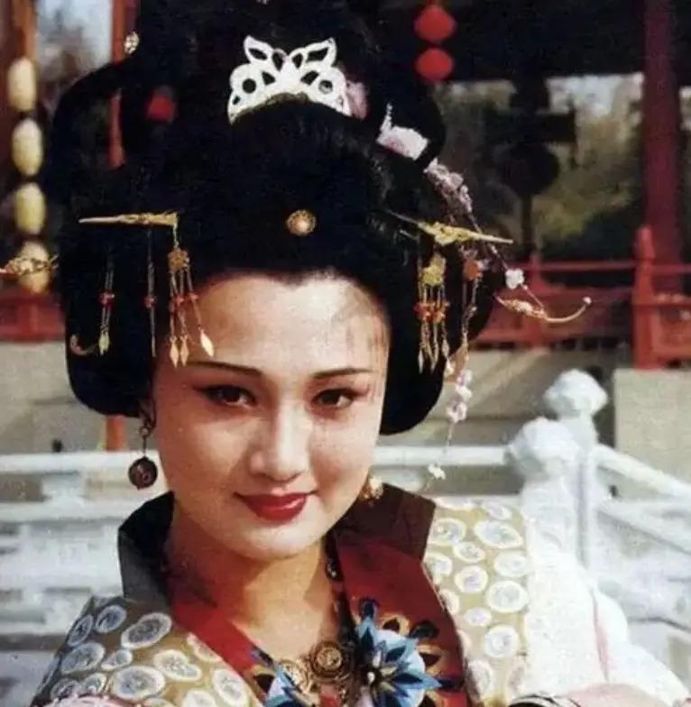 80年代第一美女，因长得太美遭人暗算，凭“杨贵妃”爆红后退圈