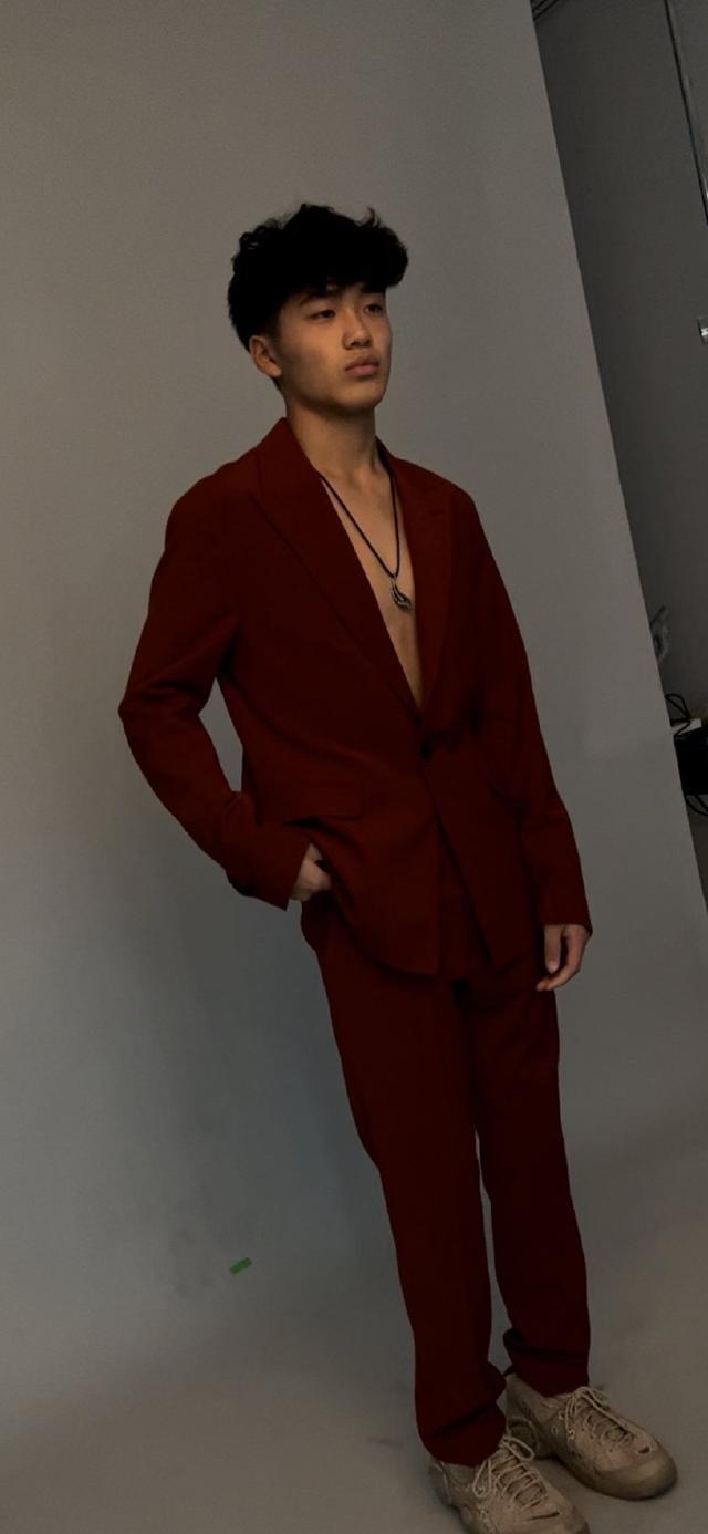 吴速玲晒与儿子合影 15岁Joe穿深V西装展现型男魅力