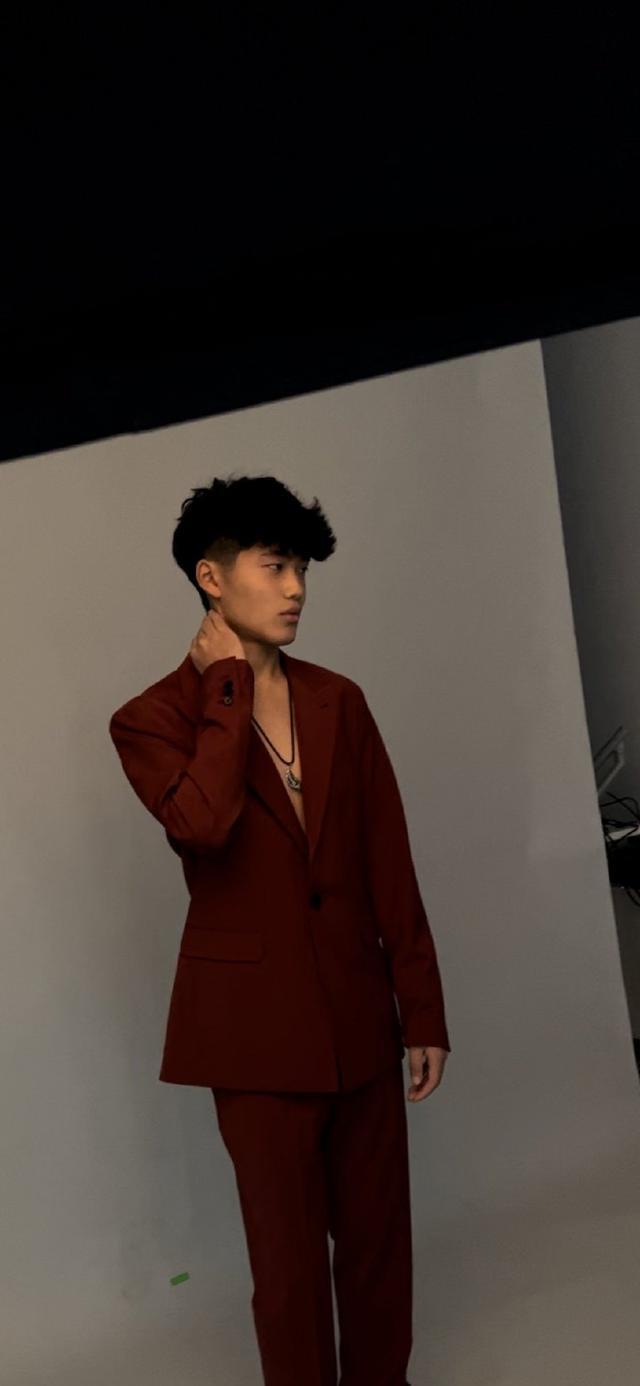 吴速玲晒与儿子合影 15岁Joe穿深V西装展现型男魅力