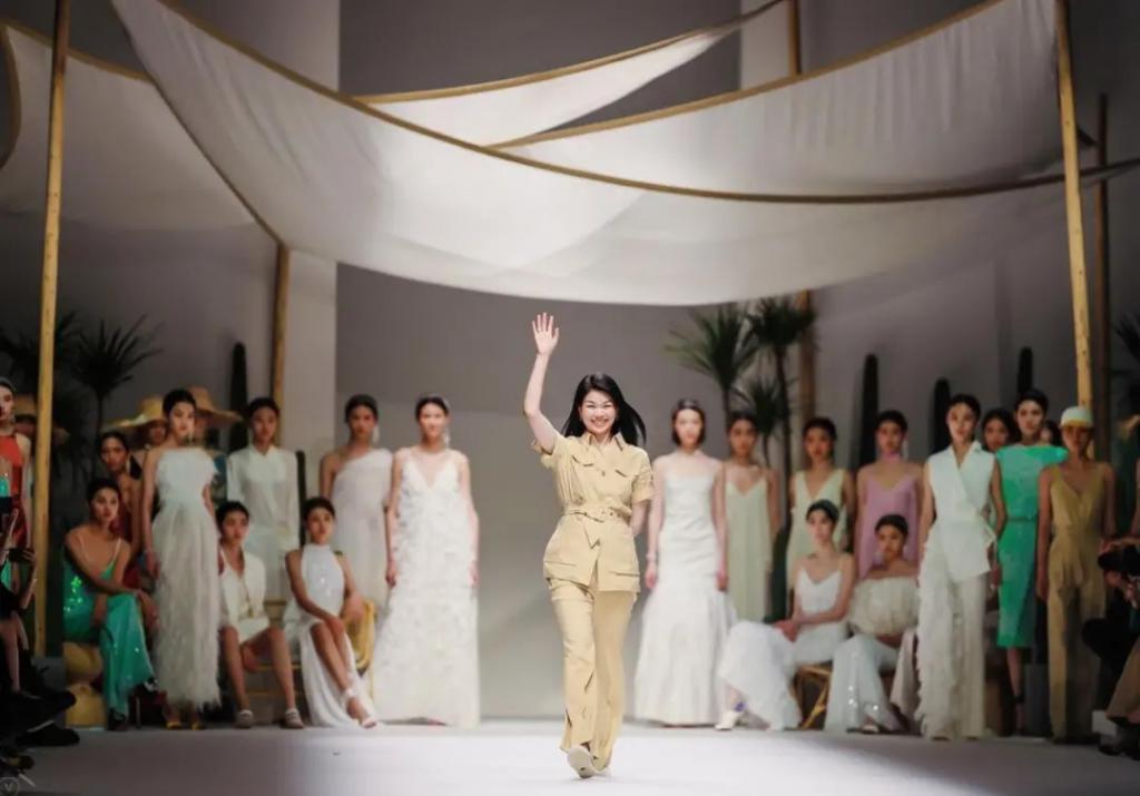 吕燕大秀，“初代名模”重出江湖，聊聊最传奇的三位……