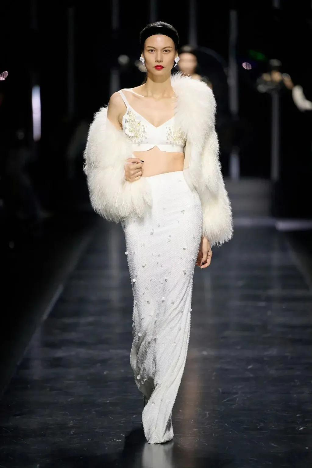 吕燕大秀，“初代名模”重出江湖，聊聊最传奇的三位……