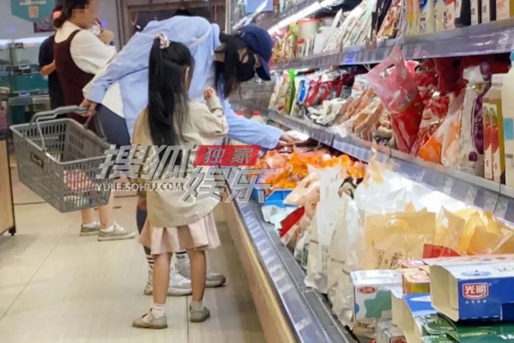 高圆圆独自带女儿逛超市，跪地上看成分表，身边无保姆保镖超低调